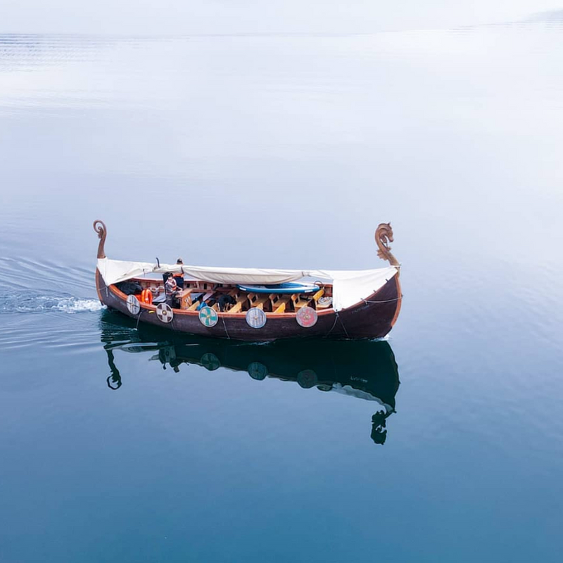 Panguipulli
Posee una gran diversidad de lagos, ríos, montañas, flora y fauna que ofrecen excelentes condiciones para el turismo de todo tipo.

Visite el área de Los Siete Lagos: Panguipulli, Pullinque, Pirihueico, Pellaifa, Neltume, Riñihue y Calafquén. Parque Nacional Huilo-Huilo con sus saltos de agua.