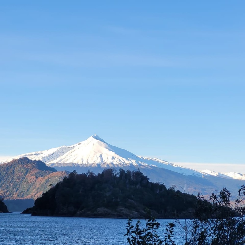 Le sugeriremos lugares imperdibles para ir a visitar, como playas, miradores, y  paseos por la zona. Por ejemplo los saltos del Huilo Huilo, Termas Coñaripe o el pueblito de Liquiñe con sus artesanías en maderas (platos, fuentes) y tejidos artesanales. Además una sugerencia es probar la carne de jabalí, una especialidad de varios restaurantes de la zona.